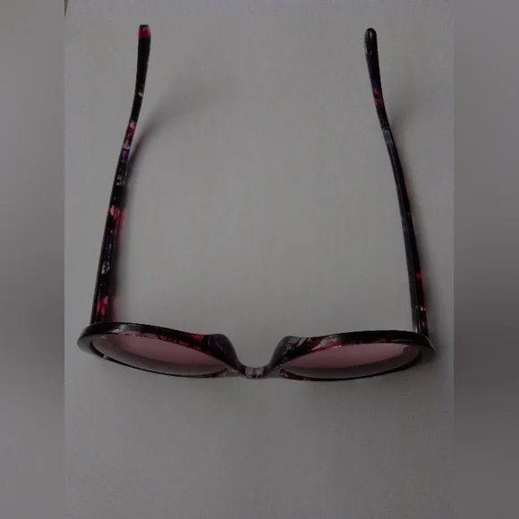 Cateyes  shape Sunglasses like new - Picture 4 of 8